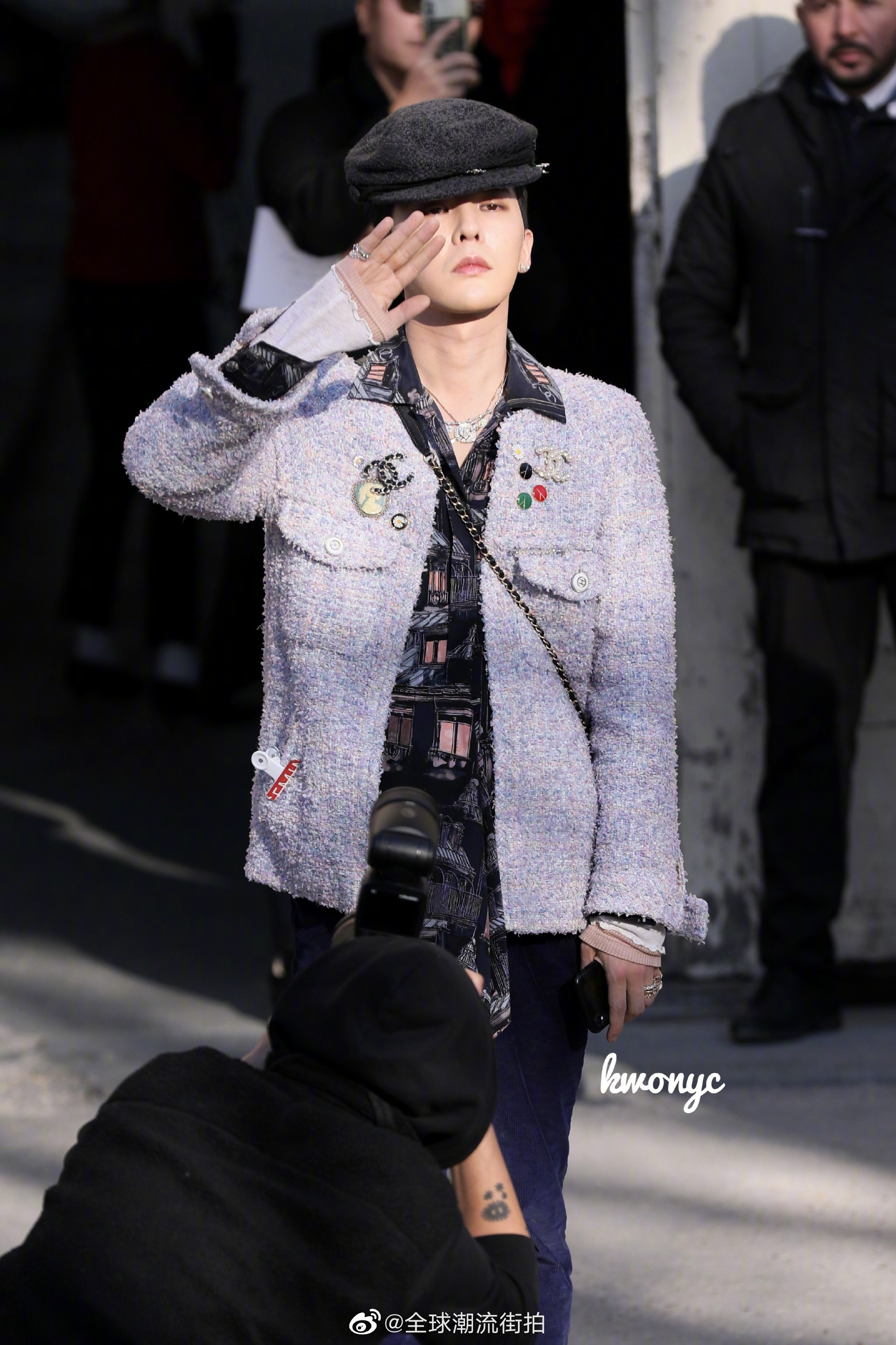 Diện &aacute;o nữ đấy nhưng G-Dragon lại hạ đo v&aacute;n Tống Thiến, đẳng cấp &ocirc;ng ho&agrave;ng thời trang Kbiz l&agrave; đ&acirc;y chứ đ&acirc;u - Ảnh 3.