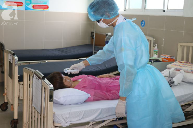 Người vợ trong gia đình Trung Quốc có 2 người nhiễm virus corona được con trai đến bệnh viện đón về - Ảnh 4.