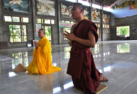 Đàm Vĩnh Hưng bị phạt 5 triệu đồng vụ hôn sư thày 2 Đàm Vĩnh Hưng bị phạt 5 triệu đồng vụ hôn sư thày 2