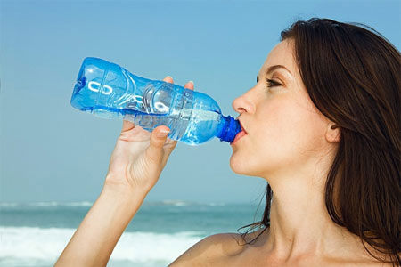 Những cách uống nước có hại cho sức khỏe