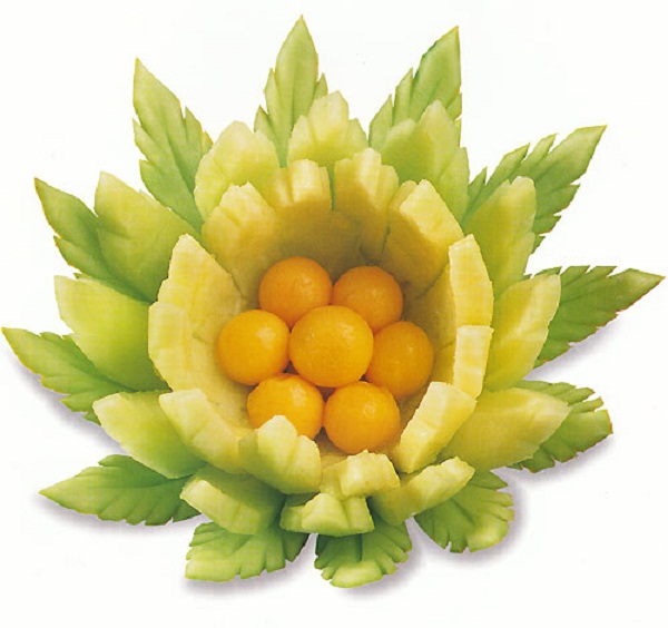 Tỉa dưa lưới thành bát hoa dễ thương