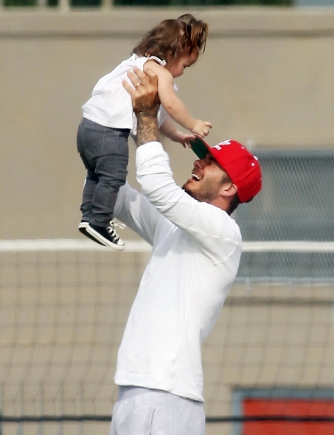 Con gái Beckham "bám đuôi" bố đến sân bóng Con gái Beckham "bám đuôi" bố đến sân bóng