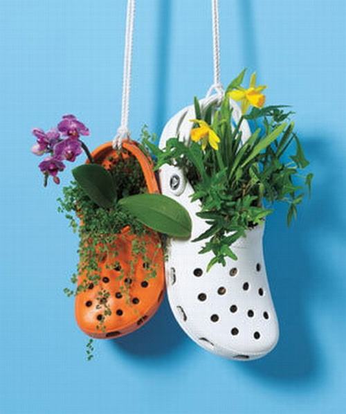 shoescontainergarden14 db836 Có tới 1001 cách tận dụng giày cũ để trồng hoa trong vườn