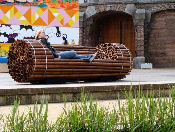 ghe go san vuon 3 Tô điểm sân vườn bằng ghế gỗ mộc mạc, giản đơn