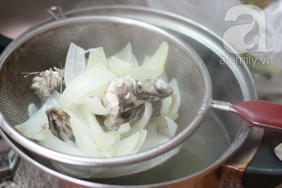 Canh cá nấu dứa nóng hổi chua thơm 10