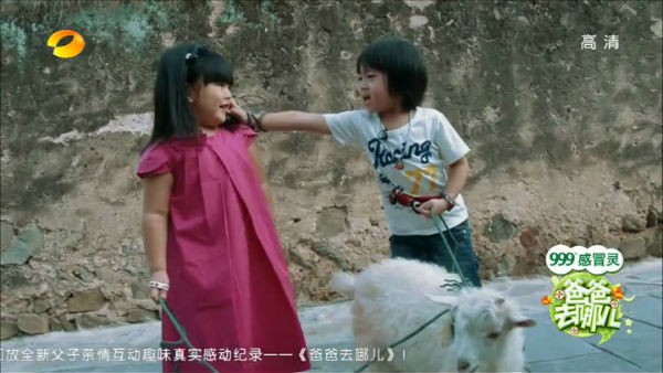 Lâm Chí Dĩnh cùng vợ và con trai gây chú ý tại sân bay 10 Lâm Chí Dĩnh cùng vợ và con trai gây chú ý tại sân bay 10