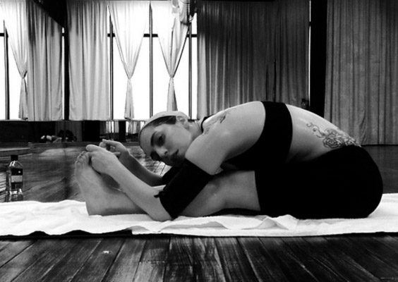 Cùng Lady Gaga tập yoga giữ dáng 1