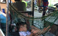 Hình ảnh xúc động: Giấc ngủ ngon lành của cậu bé trên chiếc võng phía sau xe ba gác của bố