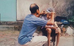 Bức ảnh người con trai cắt tóc cho mẹ già lay động trái tim cộng đồng mạng