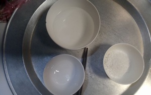 Khi chồng tuyên bố chỉ cần ăn cơm với muối trắng và nước lọc cũng được, bạn có dám làm như chị vợ này không?