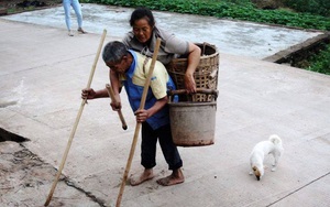 Bà làm đôi mắt cho ông, ông làm đôi chân cho bà - chuyện tình "cái giỏ" khiến mọi người không khỏi xúc động