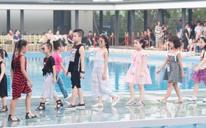 Dàn mẫu nhí thử nghiệm sàn diễn trên mặt nước trong buổi tổng duyệt của Tuần lễ thời trang Thiếu nhi 2017