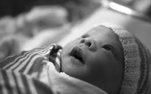 Bác sĩ tuyên bố bé sơ sinh đã chết, gia đình đưa về hỏa táng thì phát hiện điều bất ngờ Bác sĩ tuyên bố bé sơ sinh đã chết, gia đình đưa về hỏa táng thì phát hiện điều bất ngờ