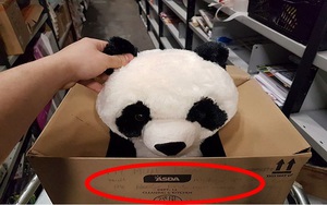 Cậu bé nhận được điều kì diệu bất ngờ từ 1 dòng chữ trên vỏ hộp đựng đồ chơi trong siêu thị