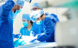 Nghiên cứu gây sốc: Để ngăn ngừa nhiễm trùng, bác sĩ nên... khỏa thân khi phẫu thuật cho bệnh nhân