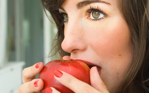 Ăn quả táo cũng bị ngứa miệng, có thể bạn đã mắc hội chứng lạ này