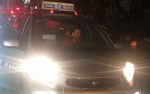 Tài xế taxi kiên nhẫn gần 1 tiếng đợi khách quay lại để trả tiền thừa trong thời tiết mưa lụt ở Hà Nội
