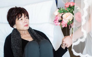 Mẹ bệnh liệt giường, con gái nuốt nước mắt mang cả tiệm áo cưới đến bệnh viện để hoàn thành một tâm nguyện