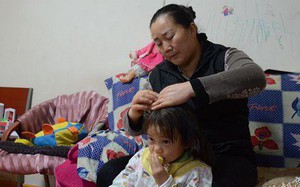 Nghe cháu gái 4 tuổi gọi bà ngoại là "mẹ", ai cũng cười ngược đời, nhưng câu chuyện phía sau sẽ khiến ta rơi lệ