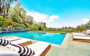 Choáng ngợp trước căn biệt thự xa hoa có giá 12 triệu USD, rộng 1.226m2 của cô út nhà Kim - Kylie Jenner