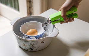 Chỉ 15.000 đồng nhưng dụng cụ kẹp đồ ăn nóng này rất được việc cho các bà nội trợ