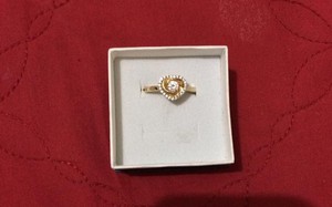 Người yêu cũ đã có vợ con bỗng gửi tặng nhẫn vàng vào ngày sinh nhật, dân mạng gợi ý cho cô gái đủ cách xử lý