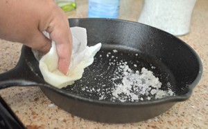 5 cách làm sạch vết bẩn ở xoong, nồi từ những nguyên liệu rẻ tiền sẵn có trong bếp