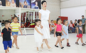 Xuân Lan đưa con gái cưng đi thử trang phục trước thềm Vietnam Junior Fashion Week 2016