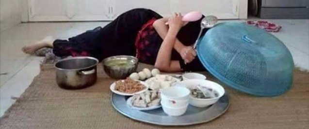 Bật khóc rồi bật cười chính là hai cảm xúc của cư dân mạng sau khi xem xong bức ảnh "Mẹ chờ cơm" này