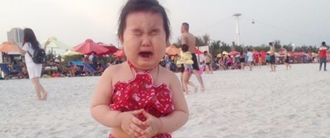 Bé gái siêu đáng yêu khóc tu tu trong lần đầu đi biển khiến các mẹ không thể nhịn cười