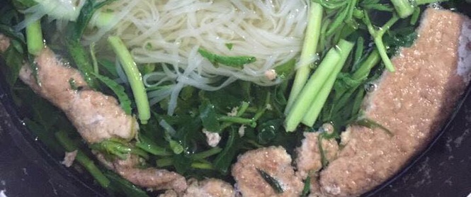 Bị chồng bắt đổ nồi bánh đa cua vừa nấu, cô vợ ấm ức tìm "đồng minh", ai ngờ gặp kết cục buồn