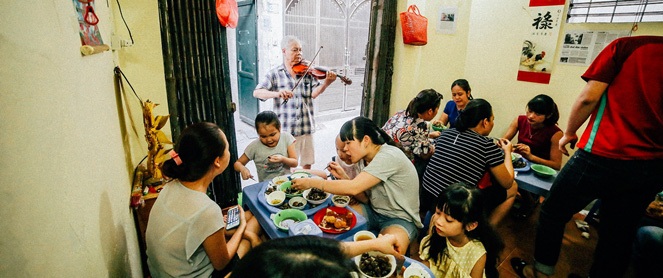 Quán ốc độc đáo Hà Nội: ông chủ tay bưng khay, tay kéo đàn violin, nóng đến mấy vẫn nườm nượp khách