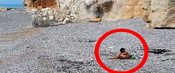 Ngồi hóng mát trên bãi biển, cô gái không ngờ mình may mắn thoát chết như vậy