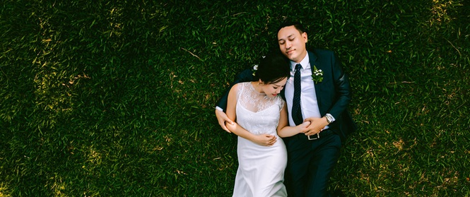 "Đám cưới thế kỷ" của nữ CEO xinh đẹp với người đàn ông sẵn lòng ôm cô cùng "chiếc áo ướt"