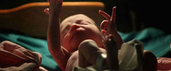 Em bé vừa chào đời, bác sĩ đặt vào túi nhựa trả về cho gia đình chôn cất thì điều ngạc nhiên xảy ra