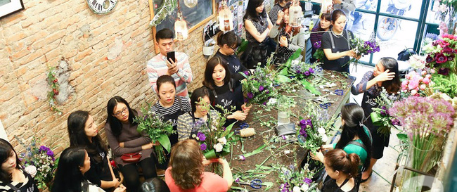 Chỉ với tiệm hoa 25m2, "cô hàng hoa" tiết lộ doanh thu khủng dịp 8/3 nhờ bán hoa "sang chảnh"