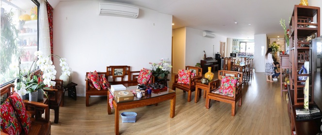 Căn hộ được trang trí bằng họa tiết con công đầy hoài niệm với view tuyệt đẹp nhìn ra sông Hồng