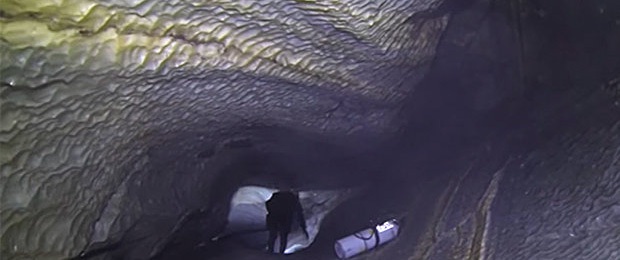 Lặn sâu dưới đáy đại dương, nhóm thợ lặn ngỡ ngàng khi phát hiện nơi này
