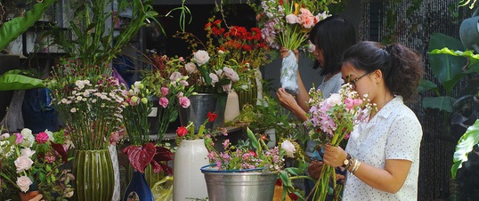 Giữa Sài Gòn xô bồ, vẫn có một nơi bạn có thể tĩnh tâm với đồ ăn thức uống "đơm hoa"