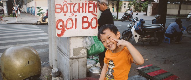 Em bé 5 tuổi có mẹ mà vẫn mồ côi, cùng ông bà mưu sinh bên xe bột chiên vỉa hè Sài Gòn