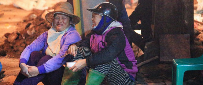 Cuộc sống về khuya của những "người vận chuyển" trong đêm Hà Nội 8 độ rét thấu xương
