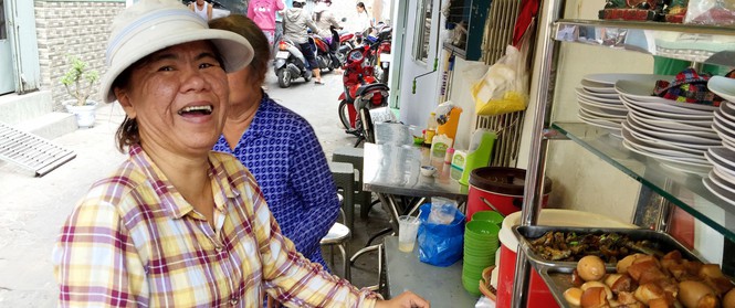 Bà chủ hào sảng của quán cơm trưa 20 năm giữa Sài Gòn: Chỉ cần có tình nghĩa, người dưng cũng hóa người thân