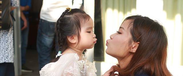 Loạt ảnh mẹ và con gái cùng dự lễ tốt nghiệp Đại học khiến ai nấy thích thú, nào ngờ chuyện phía sau rất buồn