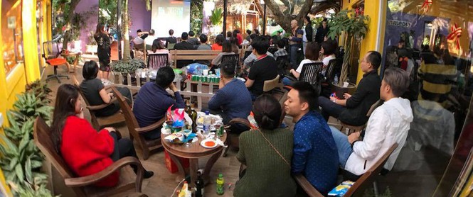 Công sở cổ vũ U23 Việt Nam: Nơi công ty tổ chức hẳn tiệc BBQ, nơi nhân viên tranh thủ xem online khi đang họp hành