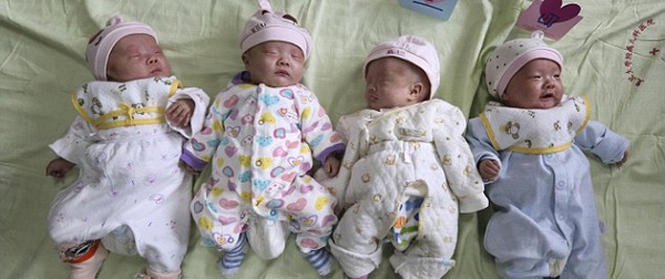 Bà mẹ cùng lúc sinh ra 4 em bé đặc biệt nhất thế giới