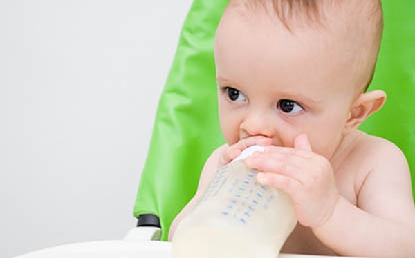 Độ tuổi thôi dùng bình sữa cho bé