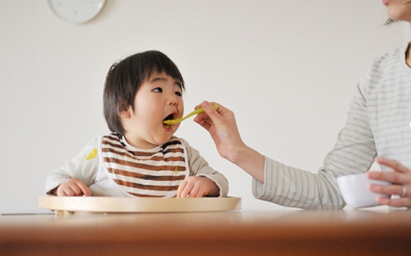 Con chậm lớn vì mẹ thiếu kiến thức dinh dưỡng