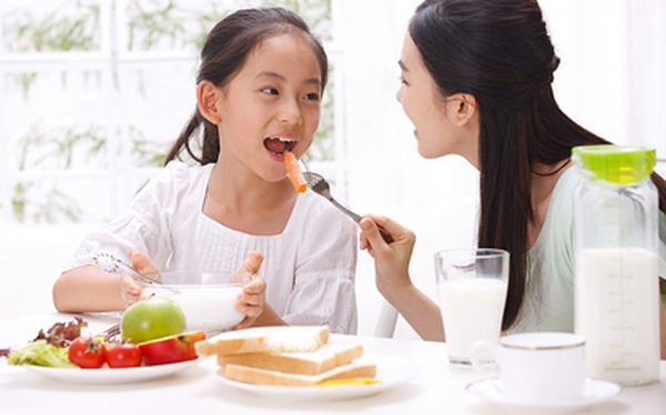 Thêm gia vị khi chế biến thức ăn cho con, che bien thuc an cho con
