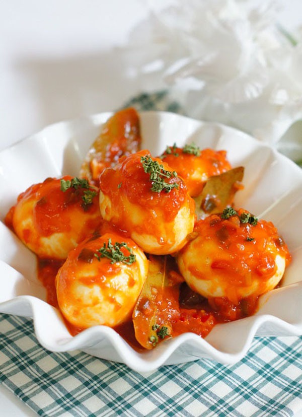 Cach lam mon trung sot ca chua don gian ngon com