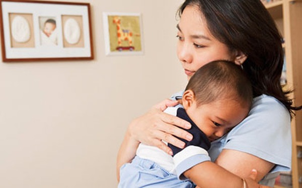 Đỏ mặt vì tật... sờ ti mẹ của con